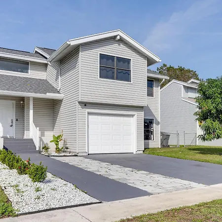 West Palm Beach Lake House About 8 Mi To Beaches!
